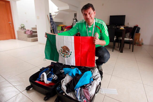 En su equipaje lleva una bandera nacional, tres playeras de la selección, artesanías, y dos playeras de Gallos Blancos. / Foto:César Gómez