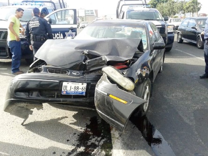 Resulta lesionado tras impactar su auto