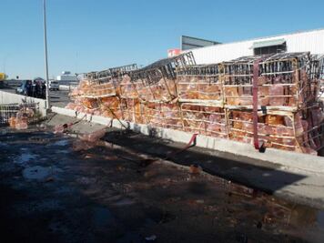 Vuelca tráiler con garrafones