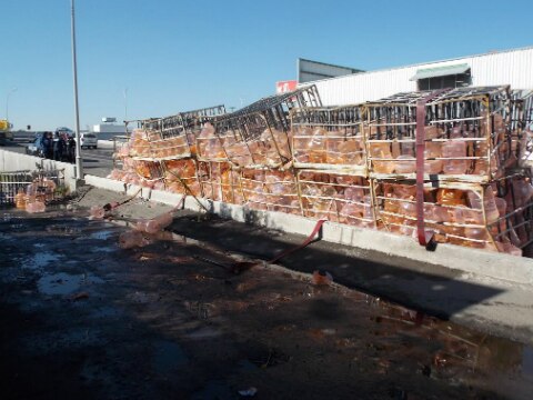 Vuelca tráiler con garrafones