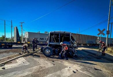 Camión quiso ganarle el paso al tren; hay una persona fallecida 