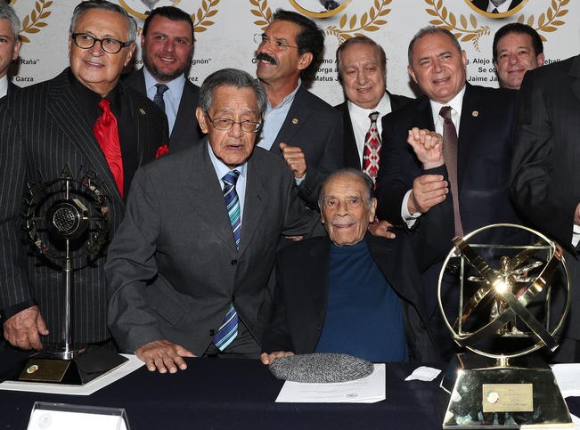 Trelles es honrado por los senadores