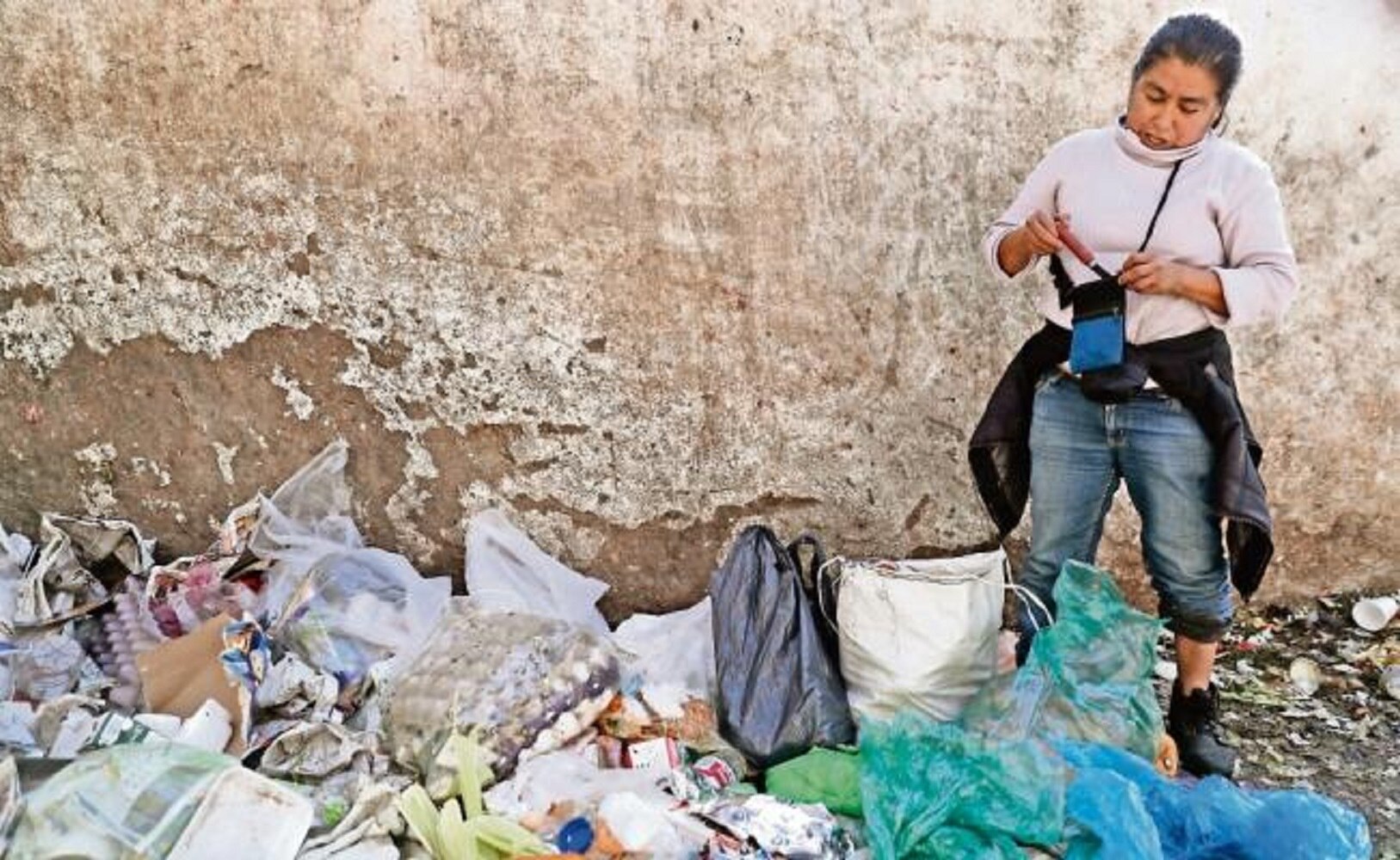 El Banco Mundial alertó recientemente que cada año llegan a la basura 552 mil toneladas de carne y 4.5 millones de litros de leche, entre otros alimentos. En la imagen, un tiradero de productos en la Central de Abasto de la CDMX (IVÁN STEPHENS)