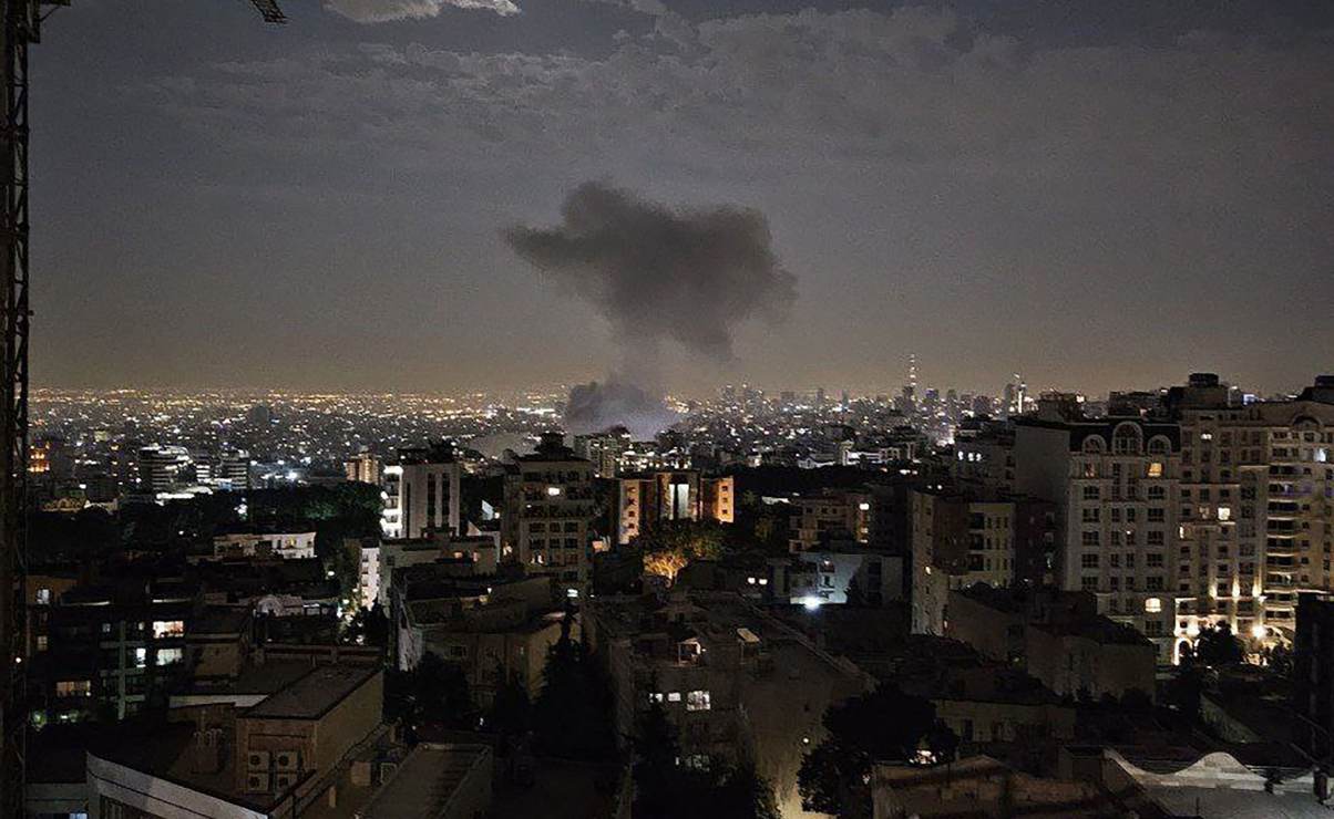 Foto difundida por el canal oficial de noticias Sepah News Telegram del Cuerpo de la Guardia Revolucionaria de Irán (IRGC) el 13 de junio de 2025 muestra humo saliendo de un lugar atacado por Israel en la capital iraní, Teherán, a primera hora de la mañana. Foto: AFP