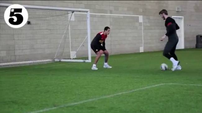 "Chicharito" se "prueba" en la portería