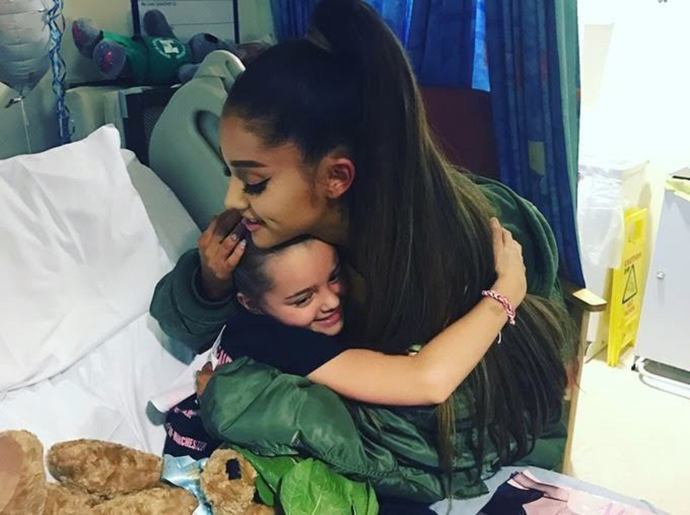 Ariana Grande visita a víctimas