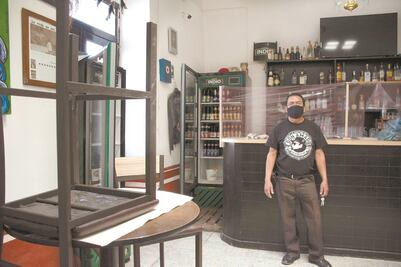 Lo poco que ganan, se va en deudas; la crisis que enfrentan bares y cantinas 