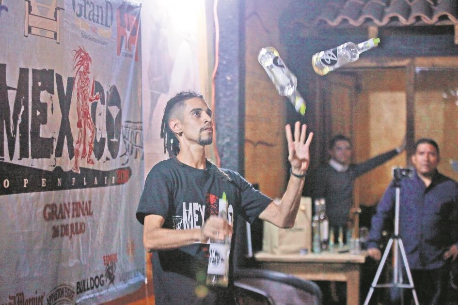 Acróbatas de la coctelería con flow