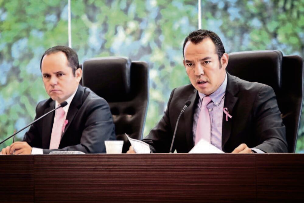 Cabrera (derecha) resaltó que se enfocó en su trabajo como presidente de la Comisión de Seguridad Pública y Protección Civil, en donde se lograron tres reformas constitucionales y 13 leyes en materia de seguridad (ARCHIVO EL UNIVERSAL)