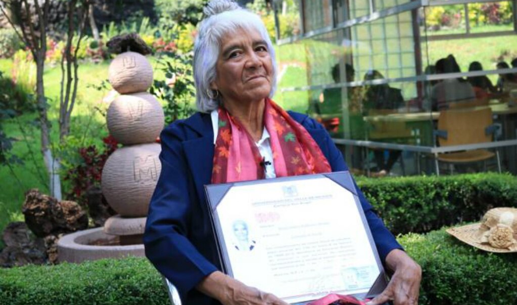 Obtiene título como abogada a los 80 años