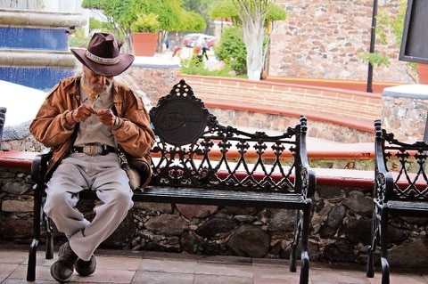 Trabaja de empacador a cambio de propinas 