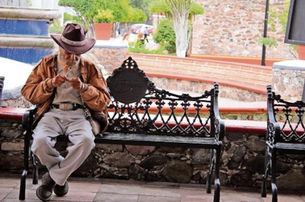 Trabaja de empacador a cambio de propinas 