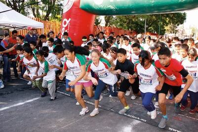 Niños corren para festejar su día