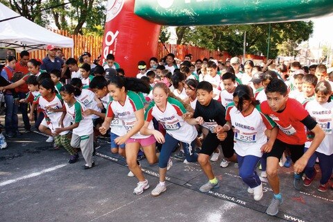 Niños corren para festejar su día