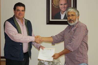 Entregan apoyos a sector apícola