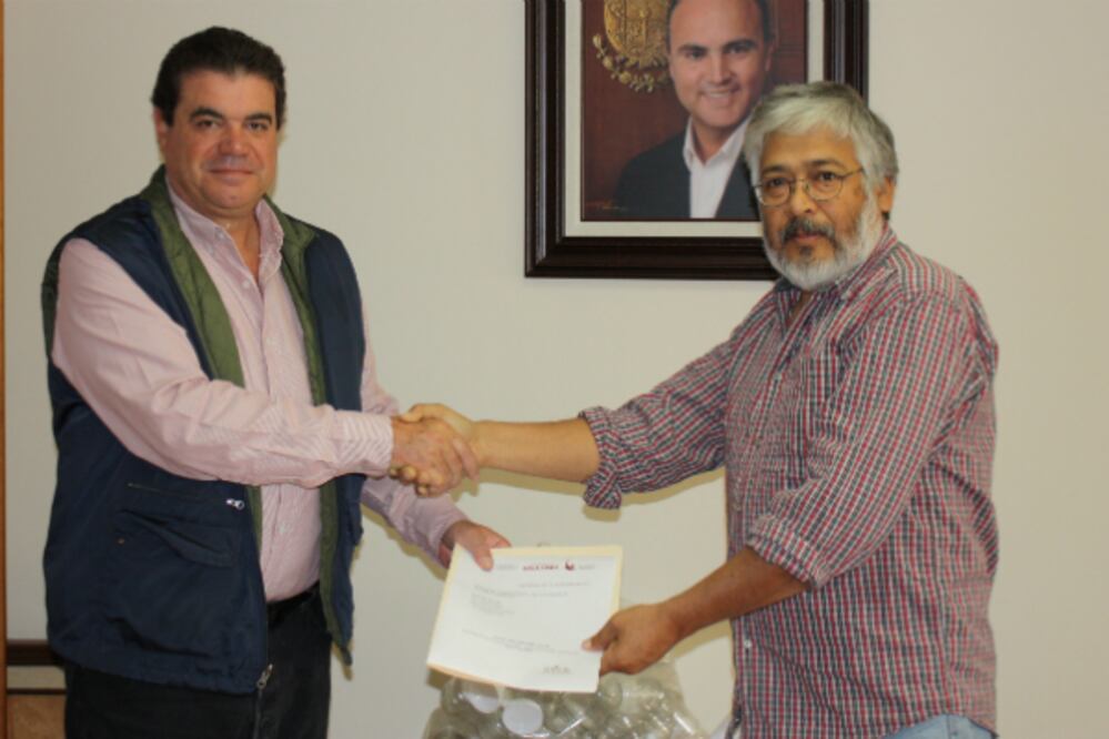 Entregan apoyos a sector apícola