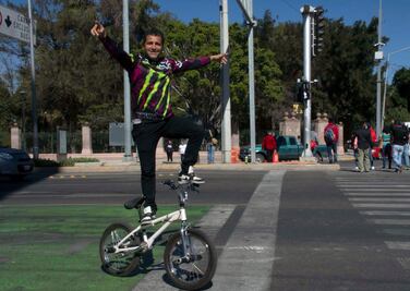 "En menos de un minuto, hago que se diviertan". Así es el arte de entretener en los semáforos