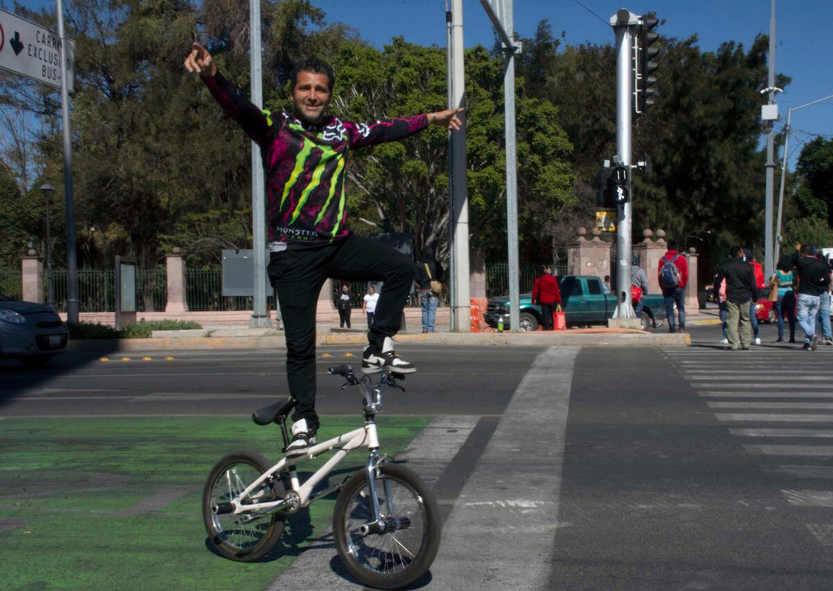 "En menos de un minuto, hago que se diviertan". Así es el arte de entretener en los semáforos