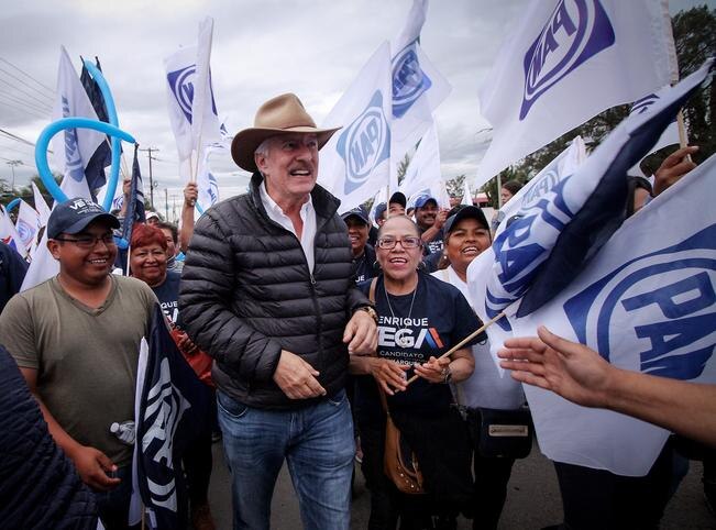 El aspirante se reunió con habitantes de Cumbres de Conin y el Rosario, en donde prometió trabajar en la urbanización de calles; además refrendó el apoyo a la educación y la seguridad. / Foto: Es