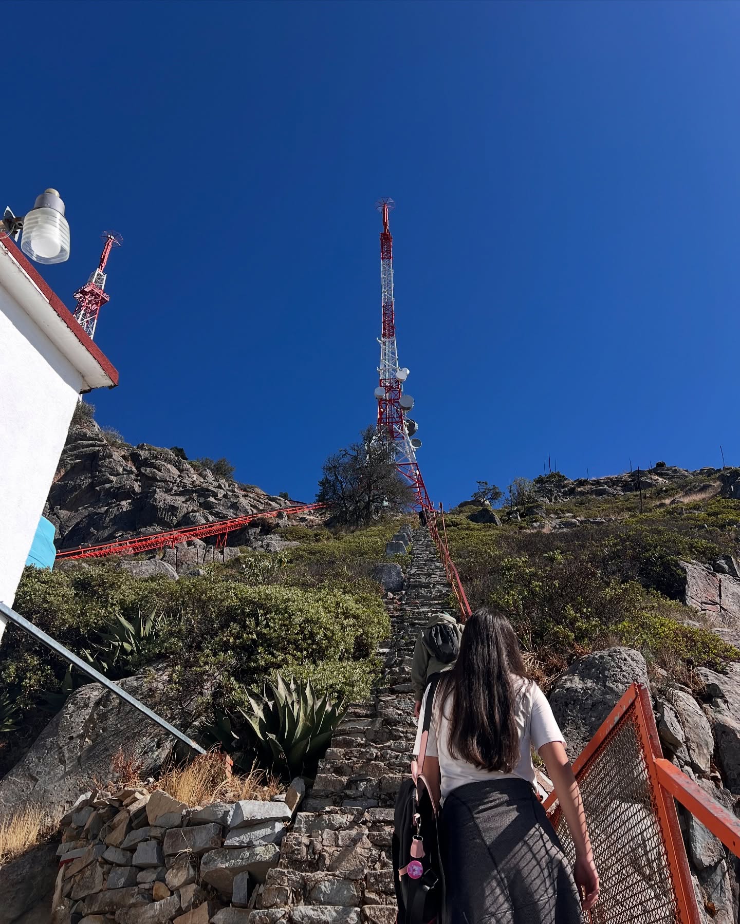 Escalones hacia el punto más alto. Foto: FB, Chio Cruz