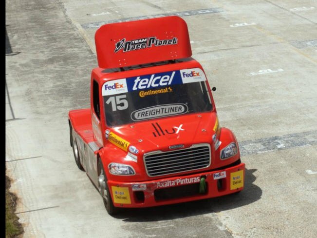 El piloto también corrió en la categoría V8, y aunque le fue bien, donde tiene oportunidad de coronarse es en el serial de tractocamiones (COPA TELCEL)