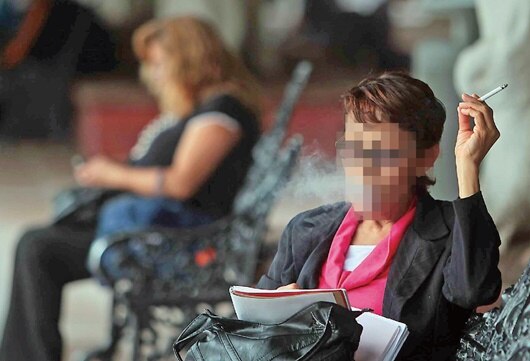 Aumenta adicción al tabaco en mujeres
