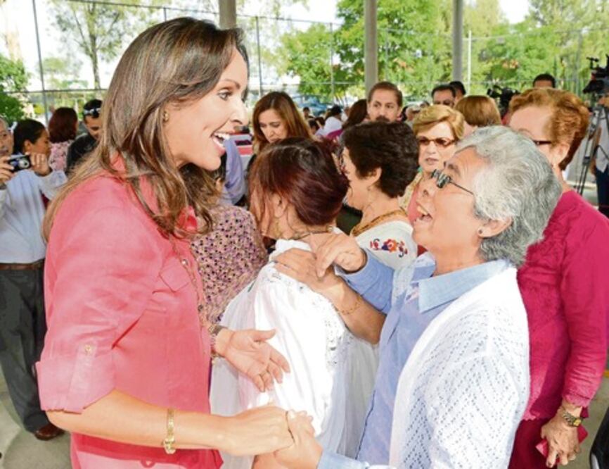 Coronan a abuelitos del centro “Plan Vida”