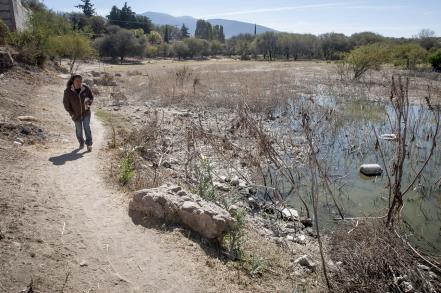En el olvido la presa El Centenario, manto acuífero de bacterias 