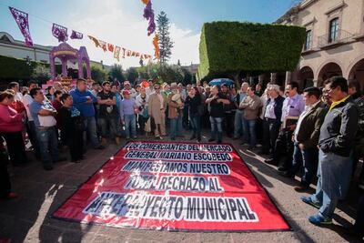 Protestan locatarios