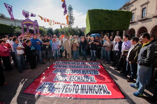 Comerciantes de varios mercados afirman que nuevo reglamento afectará su economía. (FOTO: VÍCTOR PICHARDO. EL UNIVERSAL)