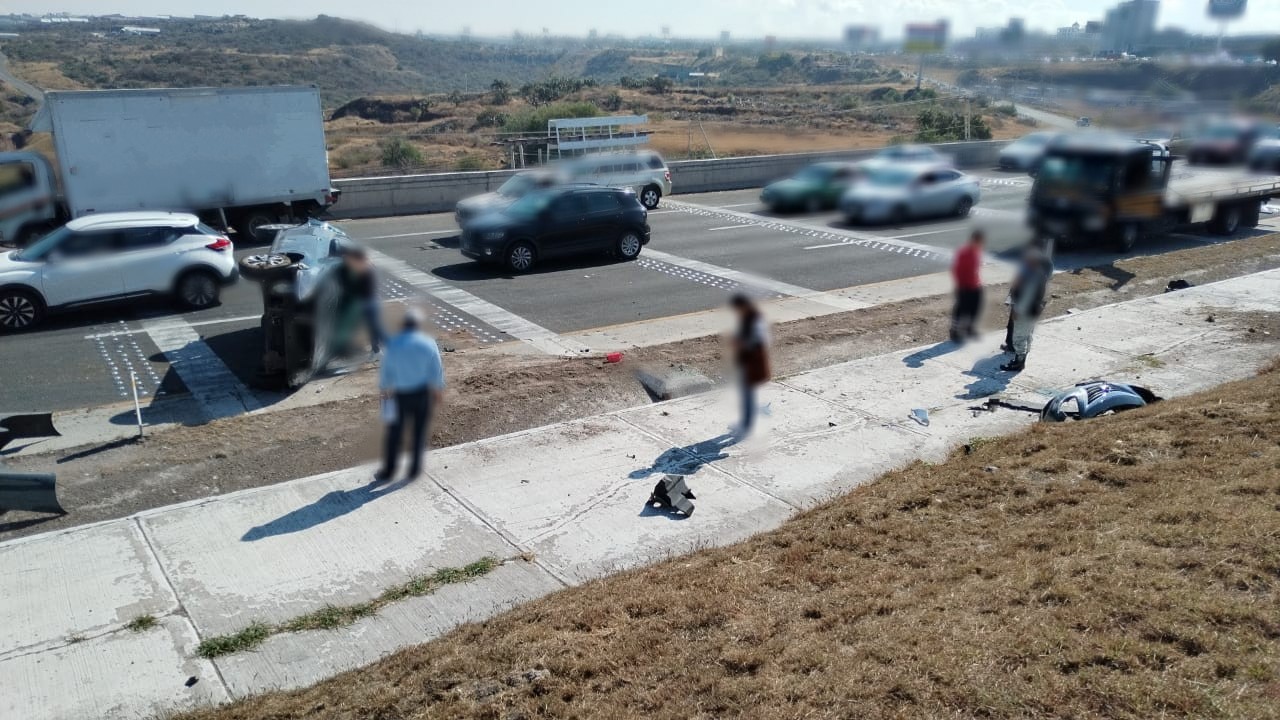 Volcadura en la autopista México-Querétaro mantiene cierre parcial a la circulación