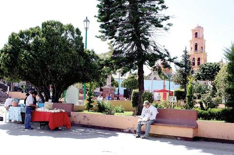 Gestionan apoyos para Colón por 1 mdp