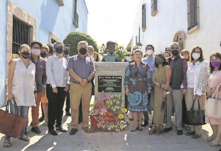 La UAQ devela busto en honor a José Luis Sierra