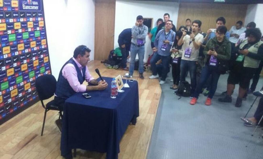 Christian Mendoza/El Universal. David Patiño atendiendo a los medios tras finalizar el juego entre Pumas y Toluca del Clausura 2018
