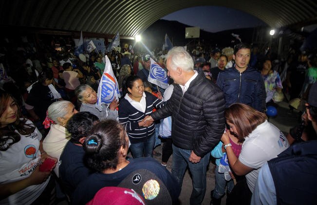Enrique Vega Carriles firmó un compromiso para seguir trabajando a fin de mejorar esa zona en materia de salud, educación, deporte, y servicios básicos para que todas las calles cuenten con agua, luz y drenaje.