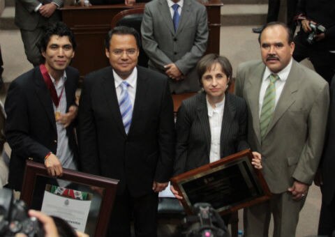 Premian a periodistas