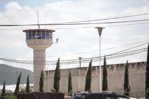 Reo se fuga por error de custodios