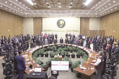 INE recibe demanda por daño moral de 2 víctimas de acoso