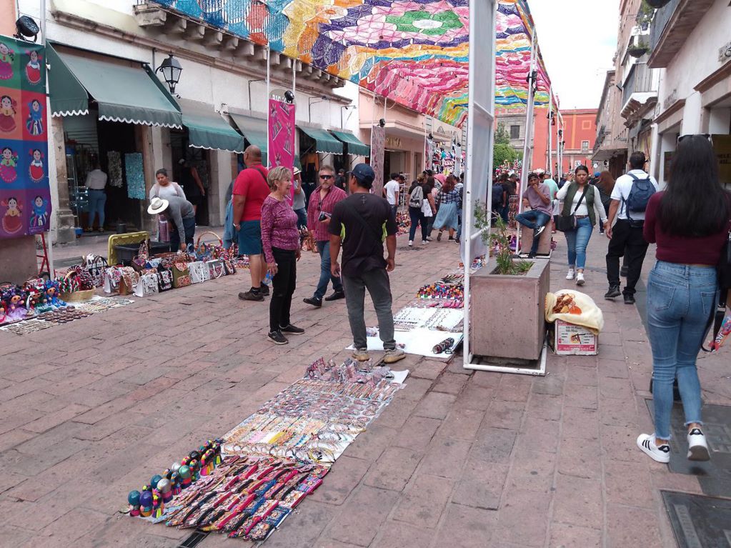 Locatarios queretanos se quejan de vendedores ambulantes en la calle Madero