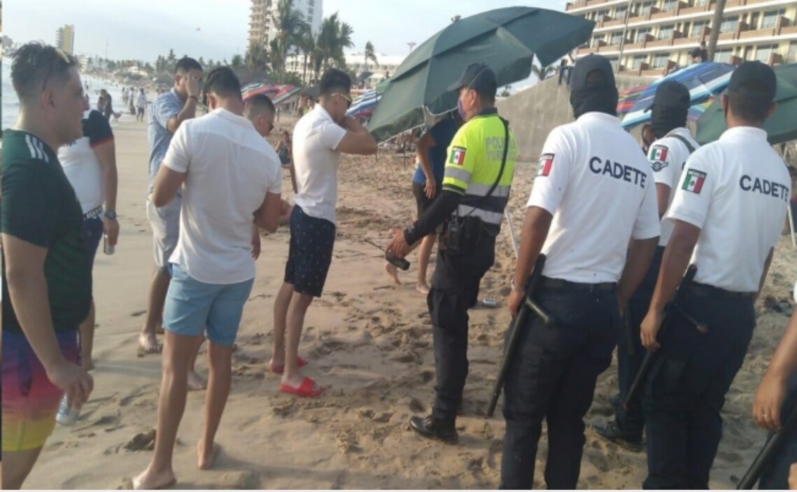 Saturan playas de Sinaloa tras reinicio de actividad turística