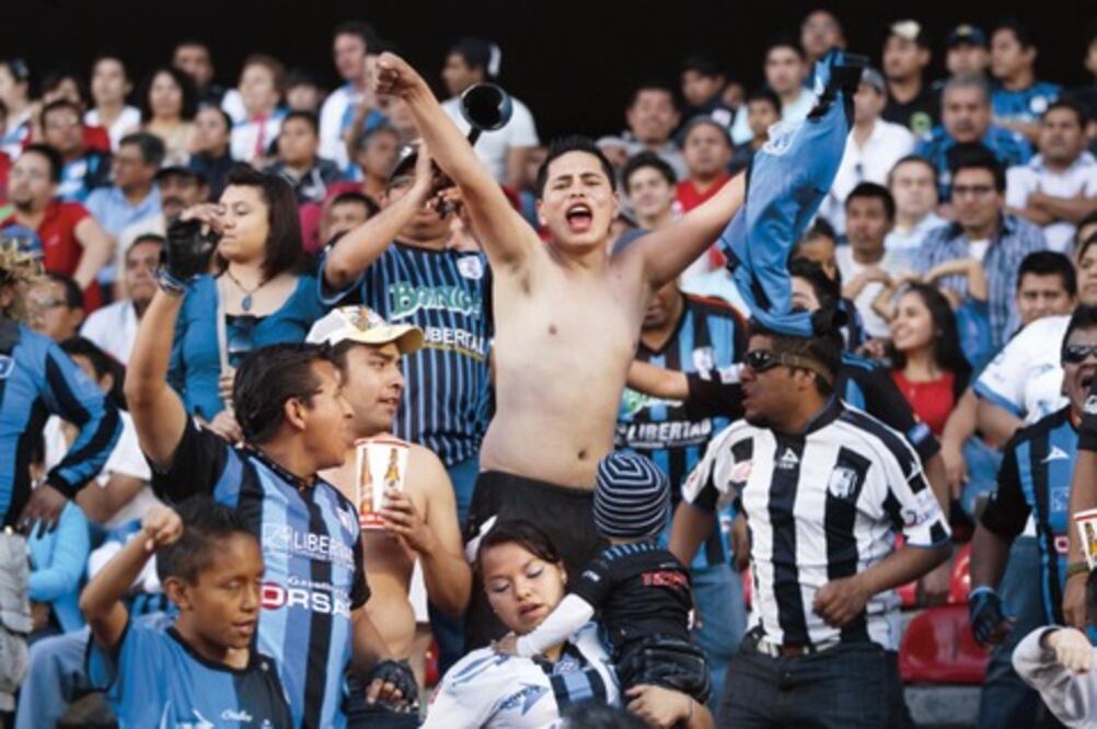 Multan a Gallos Blancos