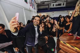 Máynez dialoga con universitarios queretanos