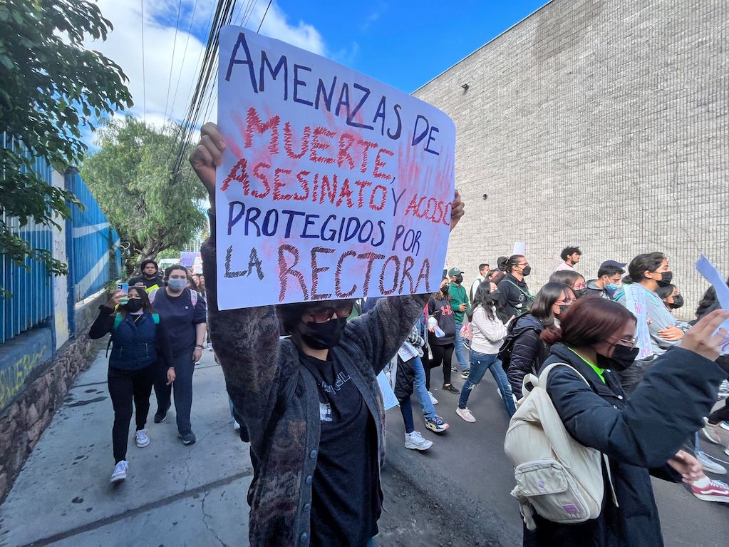 Estudiantes retiran a elementos de seguridad de la UAQ; tomaban fotos de las paristas