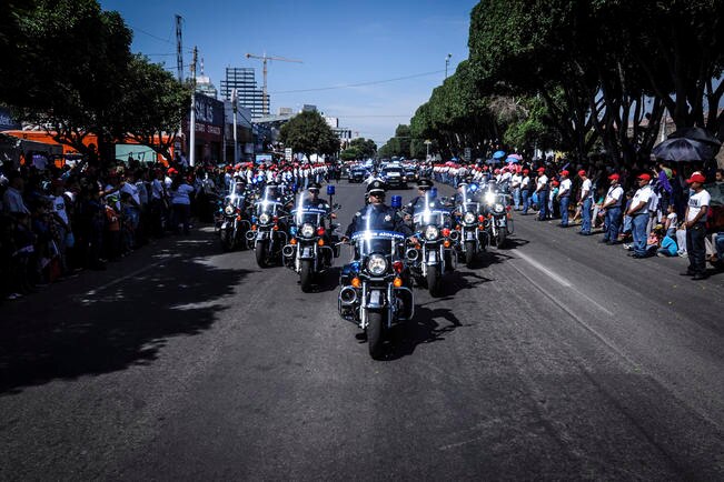 Disfrutan desfile