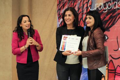 Enseñan detección de agresión con Valentina y sus crayolas mágicas