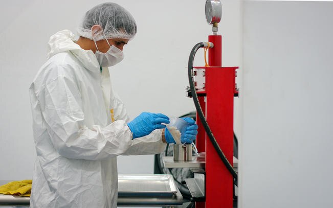 Raucher es un producto fácil de usar ya que no requiere mano de obra ni equipos especiales. A principios de este año AJ Verkauf comenzó a proveer la pastilla a productores de cannabis en Estados Unidos. (Fotos: LUIS SÁNCHEZ)