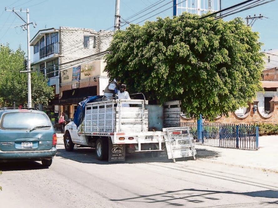 En la misma comunidad sanjuanense, el miércoles pasado, se encontró una camioneta que tenía contenedores con hidrocarburos (ESPECIAL)