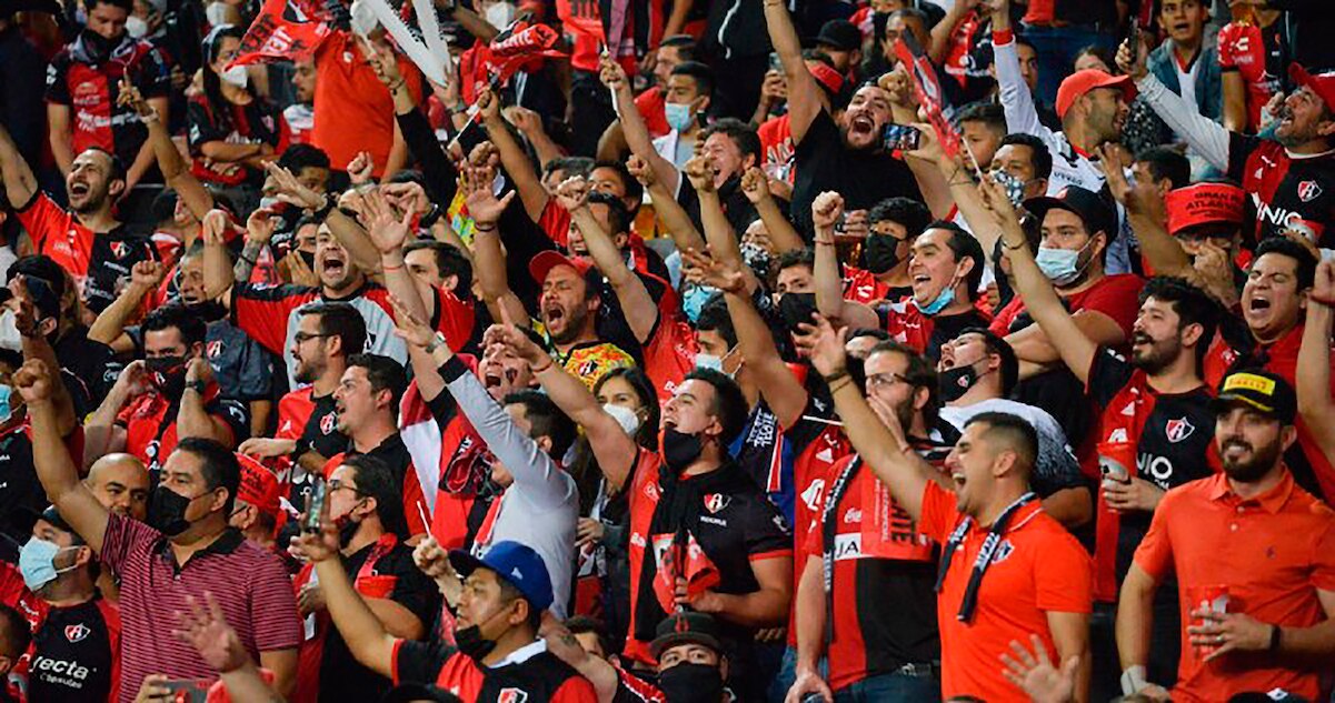 "No quieren desaparecer a las barras del futbol mexicano", dice político queretano