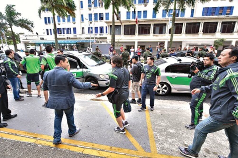 El Tri viaja en taxi; falla autobús oficial