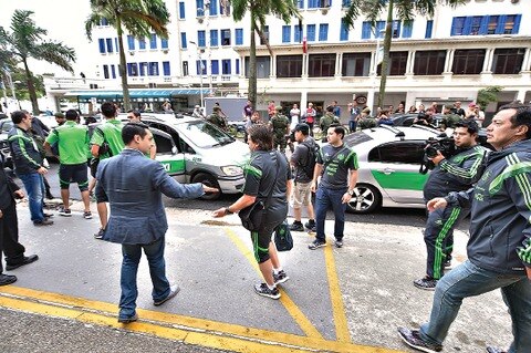 El Tri viaja en taxi; falla autobús oficial